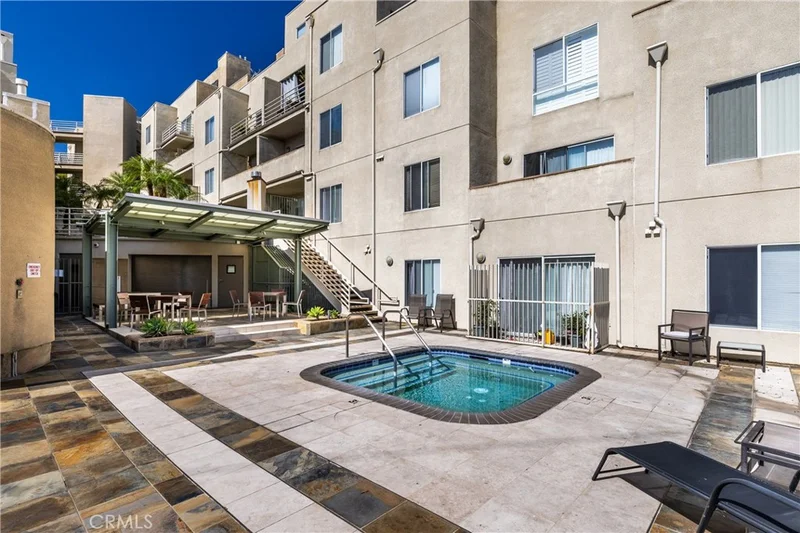 2915 Montrose Avenue 430 photo 2