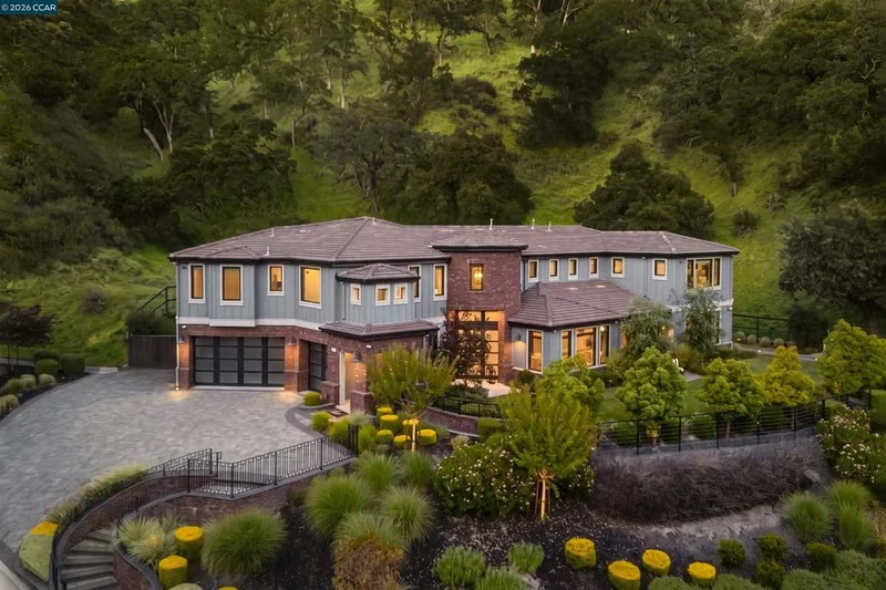 401 Legacy Dr