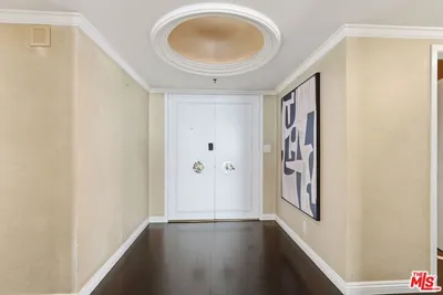 1333 S Beverly Glen Boulevard 902 photo 2
