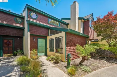 505 Lagunaria Ln