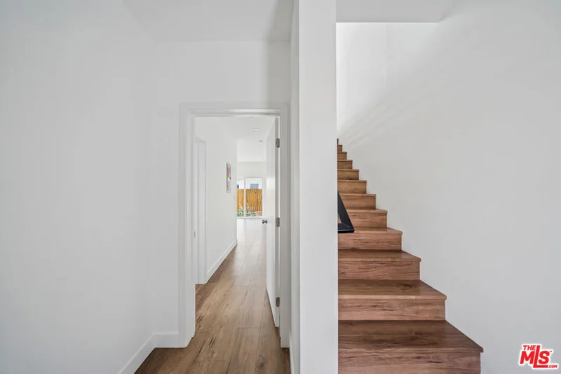 6334 1/2 Beck Avenue photo 2