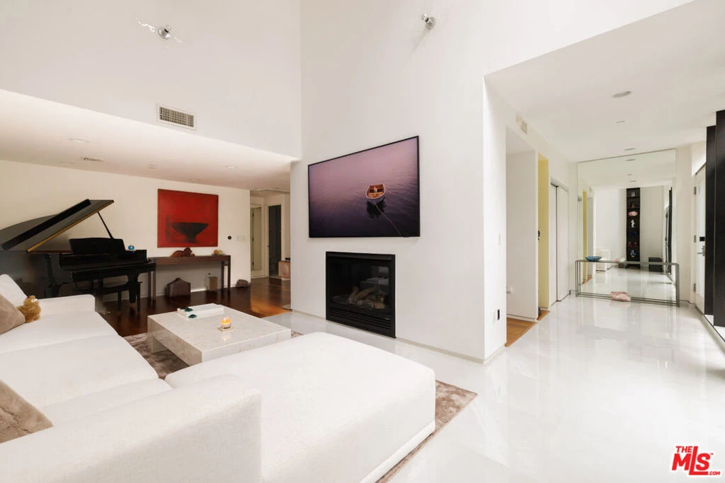 Interior 4