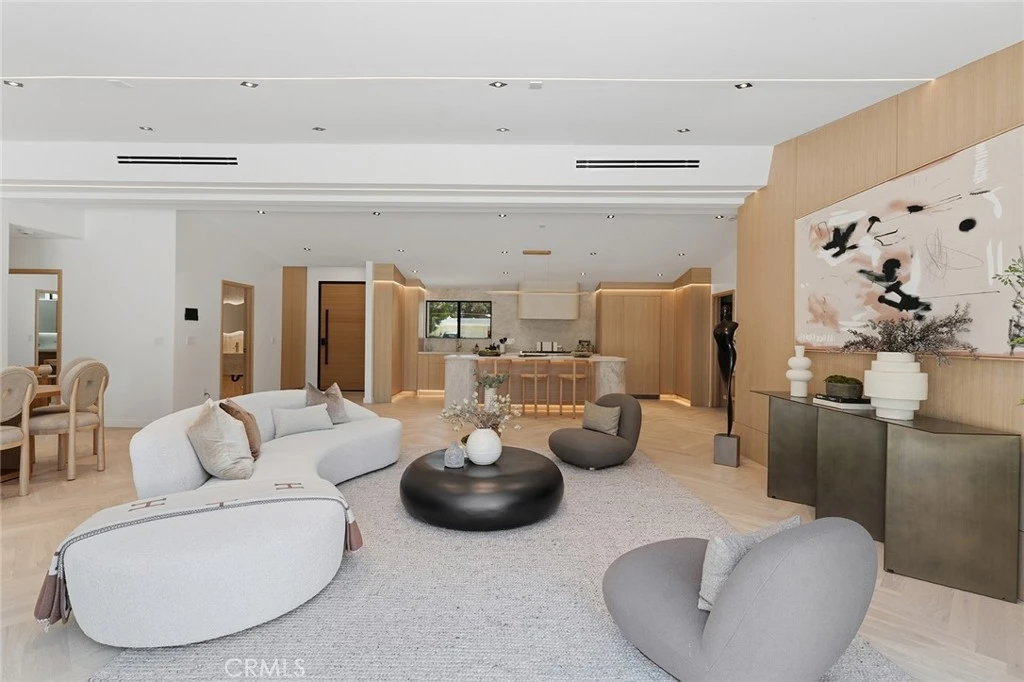 Interior 4