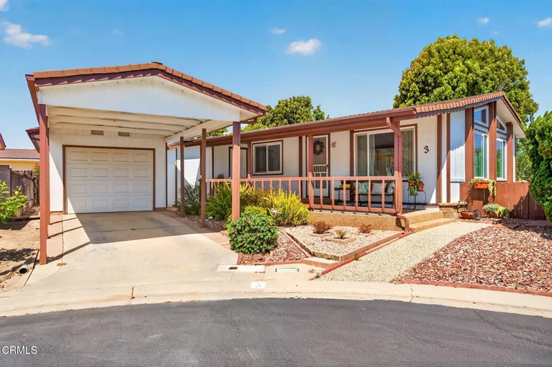 Photo 2 of 3 Poinsettia Gardens Drive 3