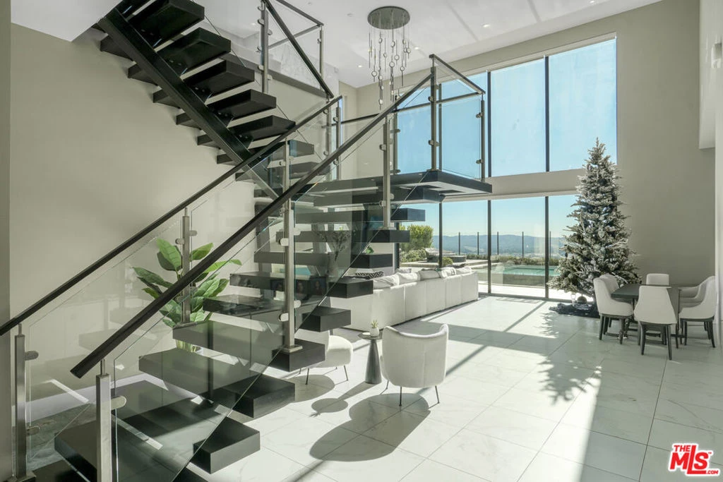 Interior 4