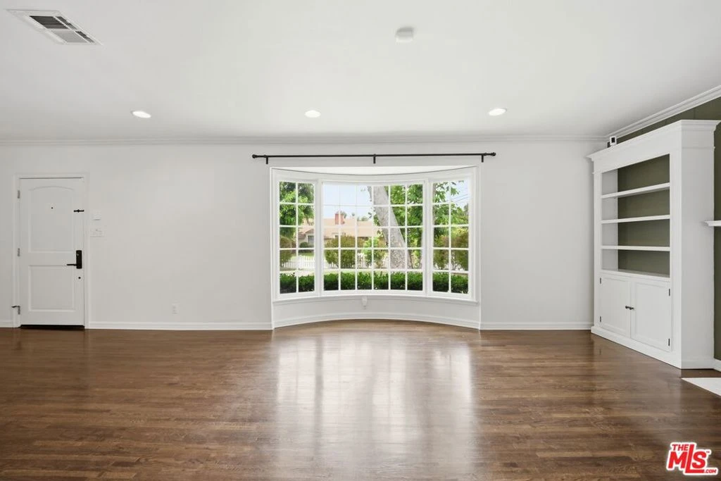 Interior 4