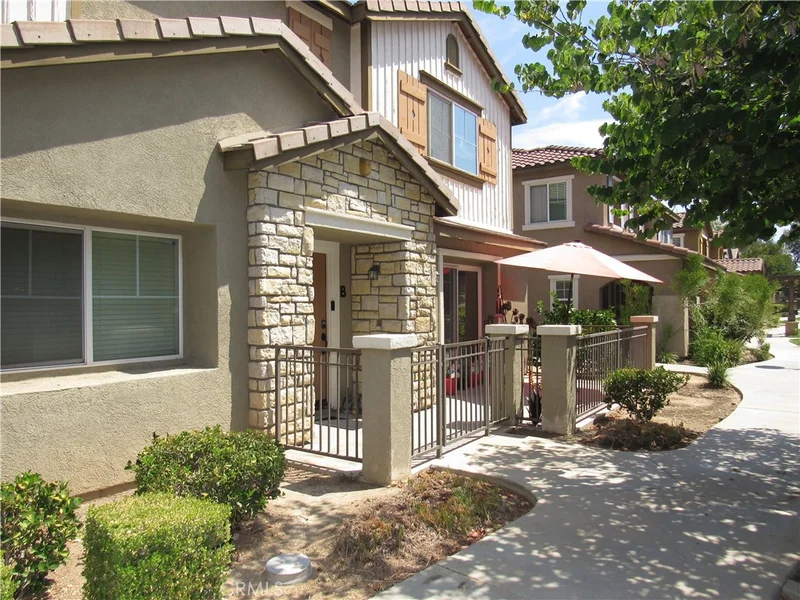 25890 Iris Ave B photo 2