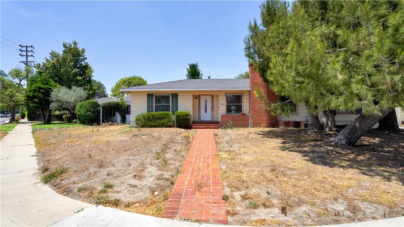Photo 2 of 10207 Camarillo Street