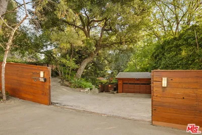 2424 Nichols Canyon Road photo 2