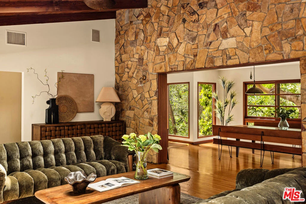 Interior 4