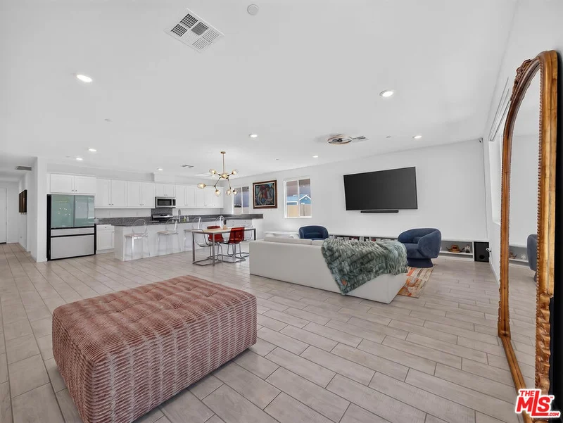 62652 N Crescent Street photo 2