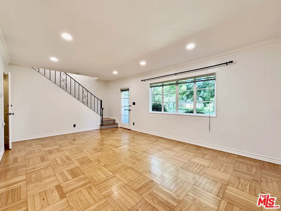 Interior 4