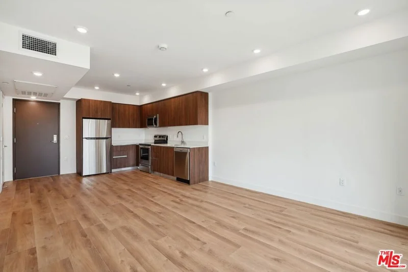 1126 N Cornwell Street 109 photo 2