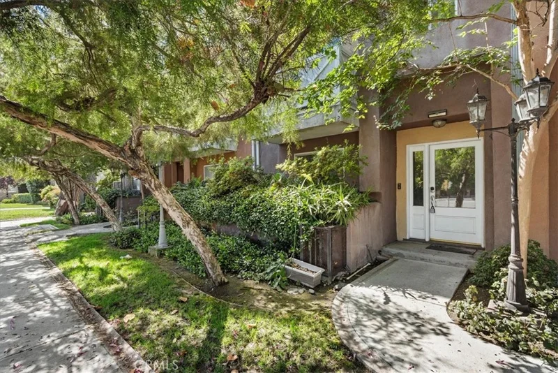 Photo 2 of 11622 Oxnard Street