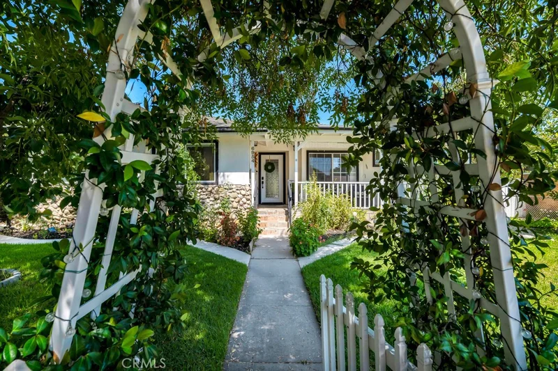 6954 Woodlake Avenue photo 2