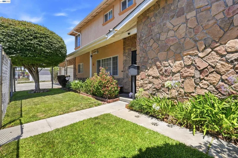 9034 Birch St, Oakland, CA 94603