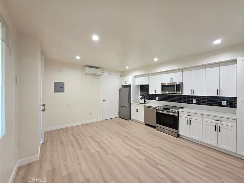 14618 Sylvan Street photo 2