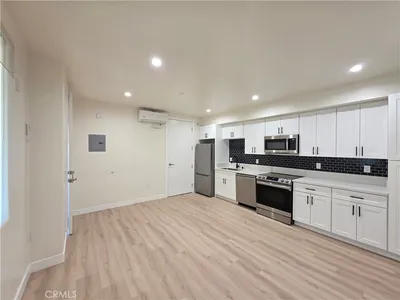 14618 Sylvan Street photo 2