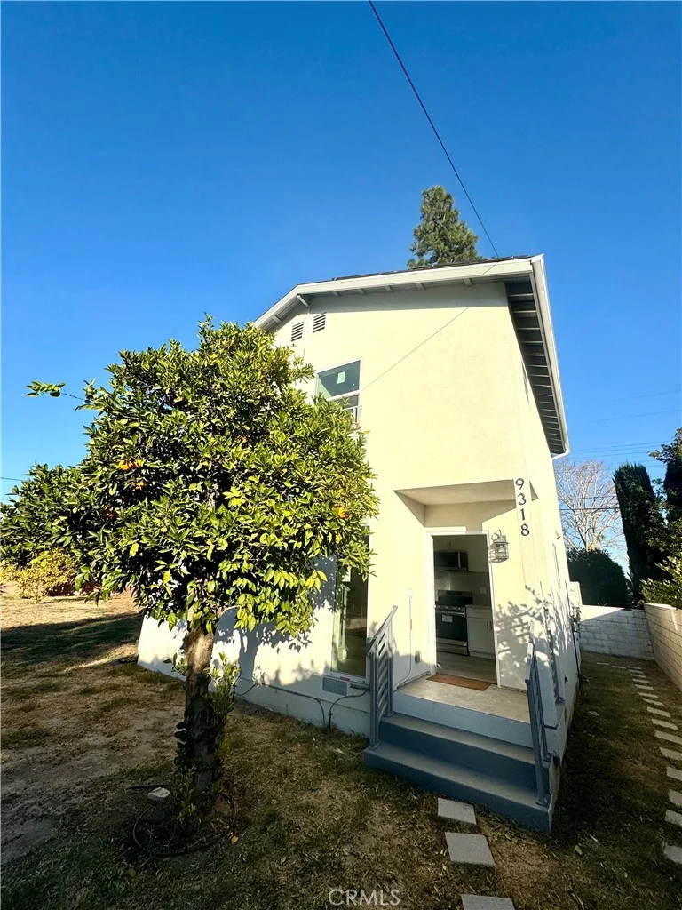 9318 Encino Ave