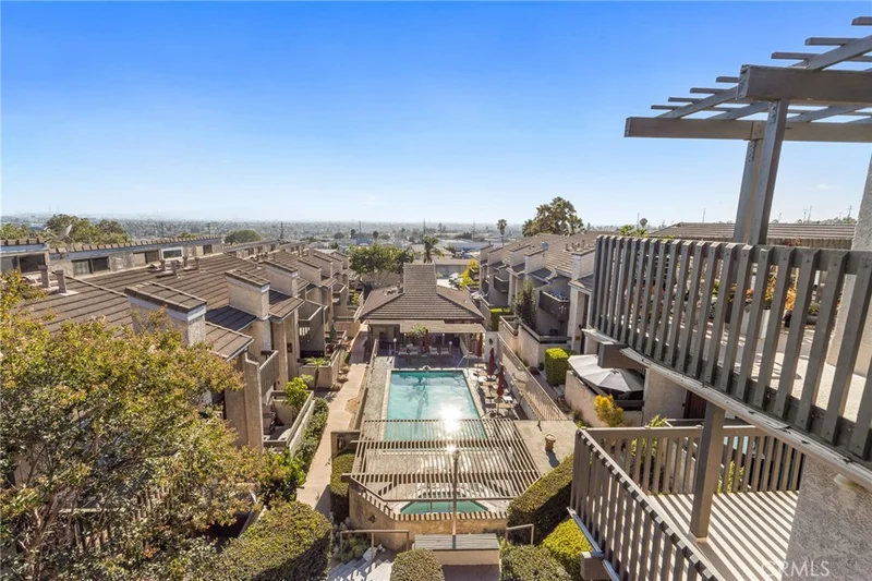 2298 Rose Avenue 403, Signal Hill, CA 90755