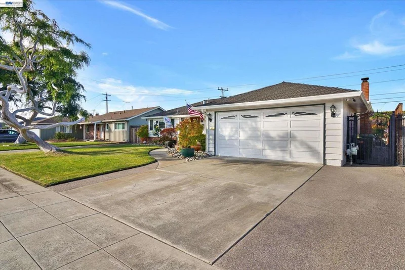 38551 Granville Dr photo 2