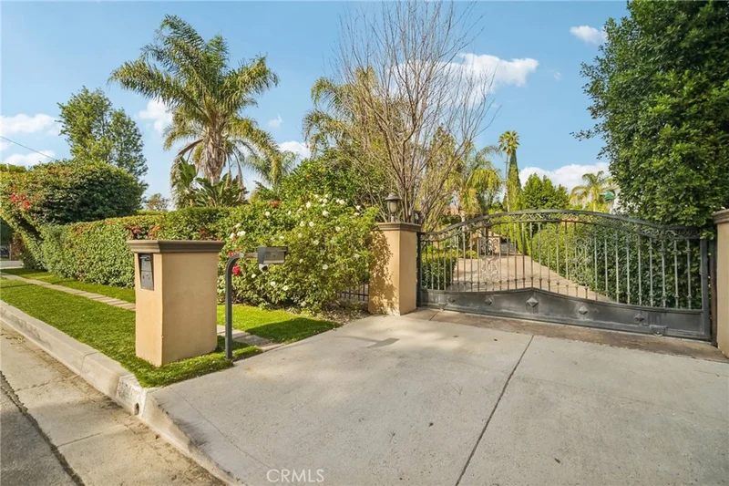 17401 Raymer photo 2