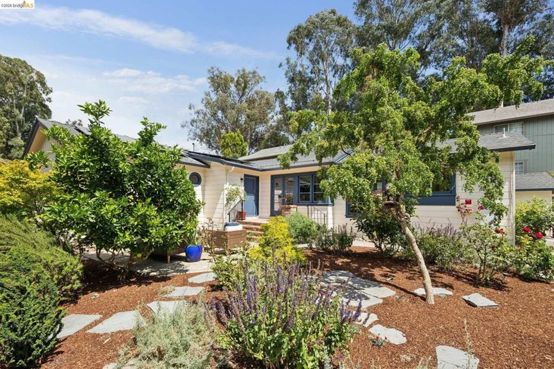 3635 Majestic Ave, Oakland, CA 94605