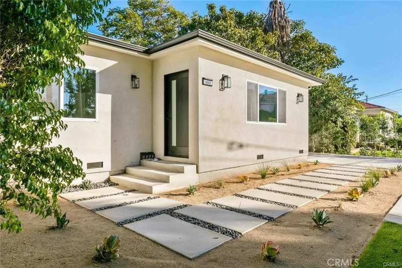 6842 Cedros Avenue photo 2