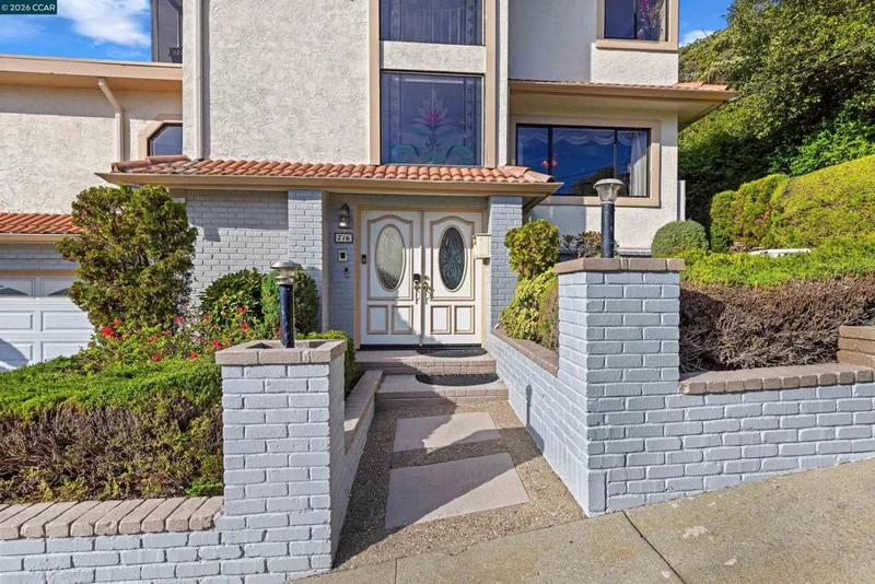 Photo 2 of 716 Gelston Pl