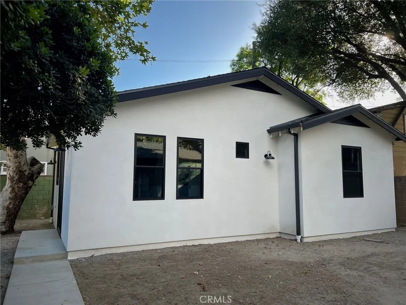 1203 S Chavez