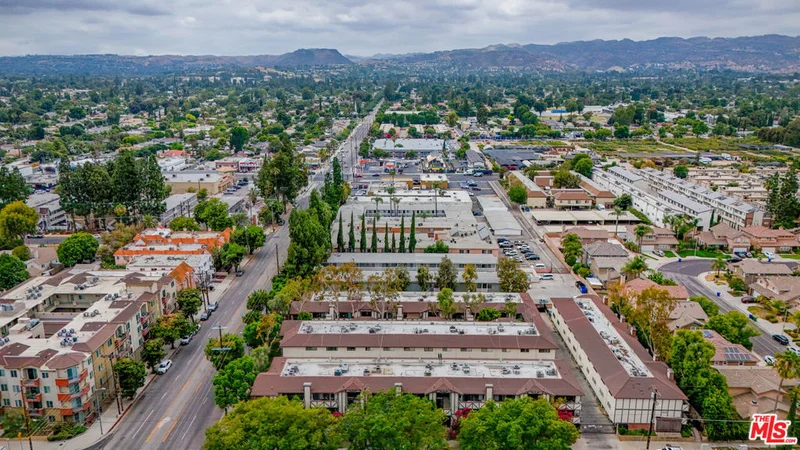 21811 Saticoy Street 23