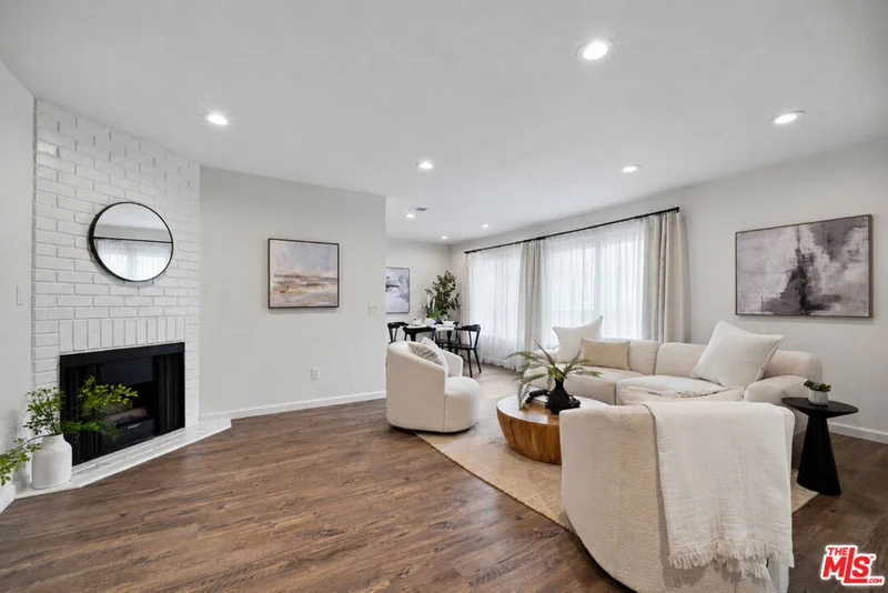 21811 Saticoy Street 23 photo 2