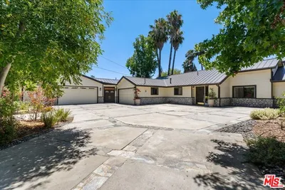 22954 Collins Street photo 2