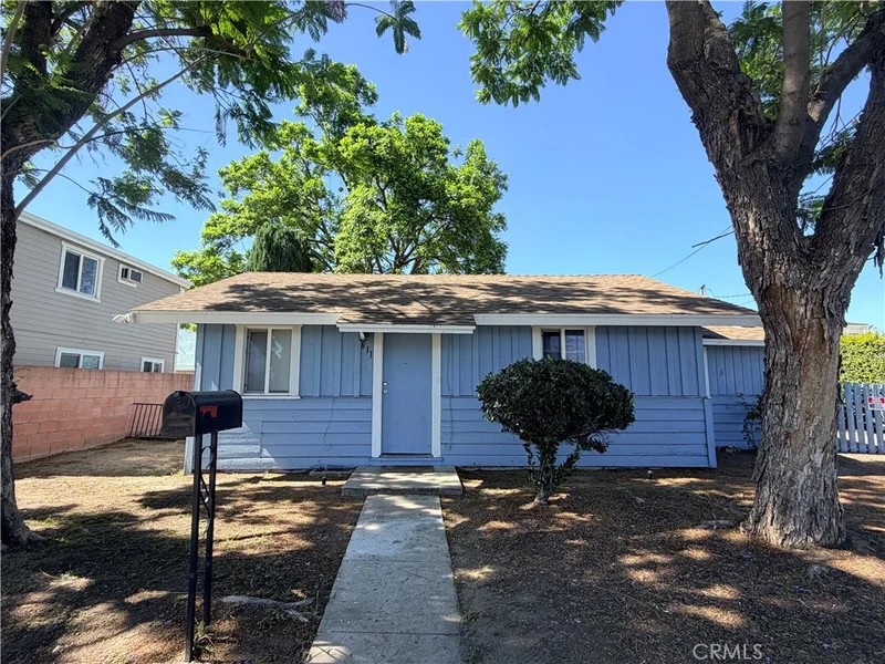 811 E Wells