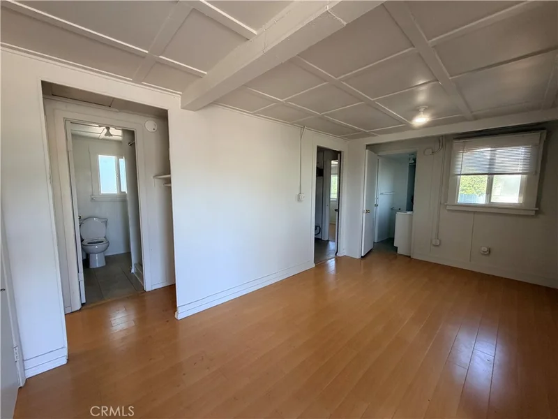 811 E Wells photo 2