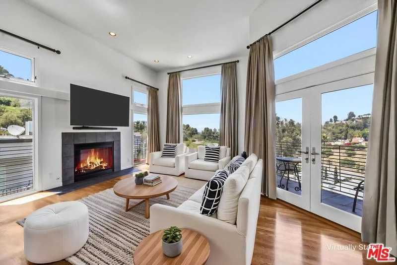 6852 Woody Trail
