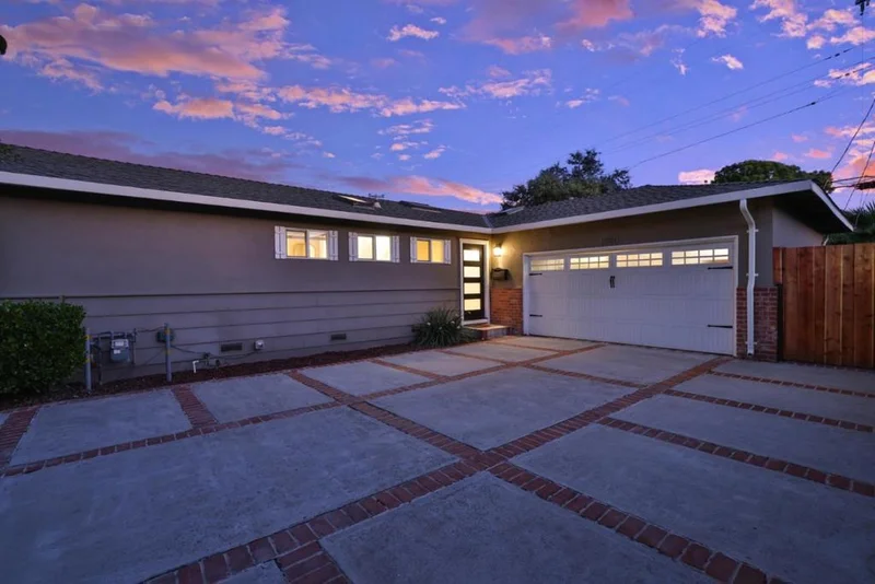 1060 Wallace Drive photo 2