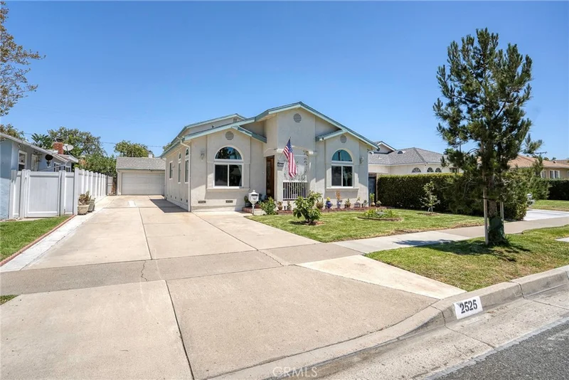 2525 W Olive Avenue, Fullerton, CA 92833