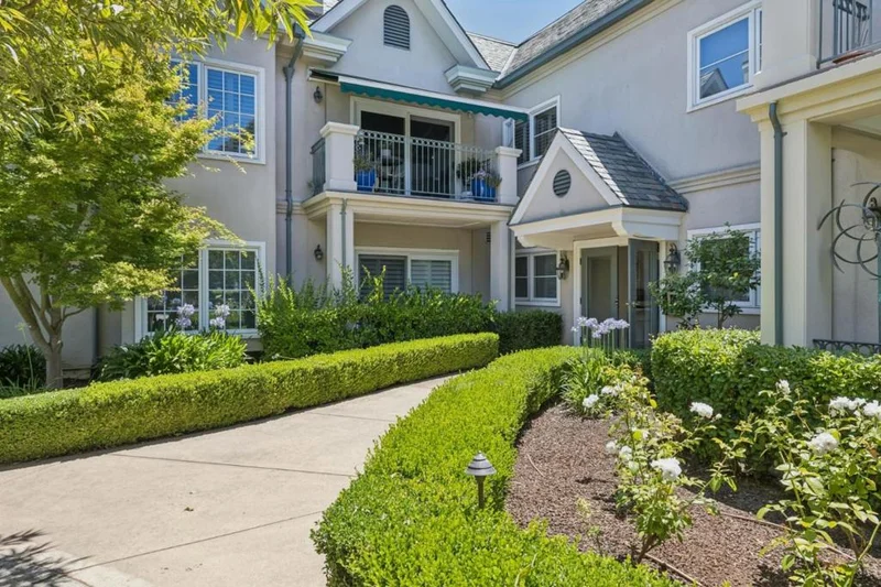1 W Edith Avenue D125