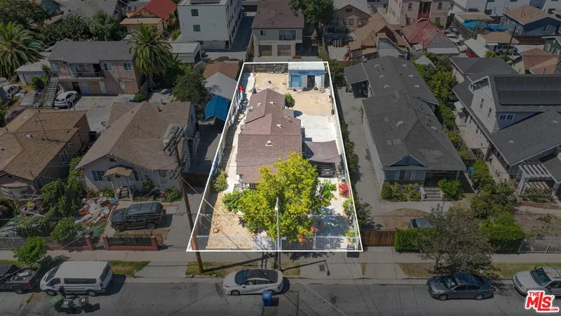 1525 W 37th Street