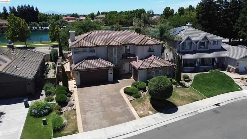 5548 Cortina Ln