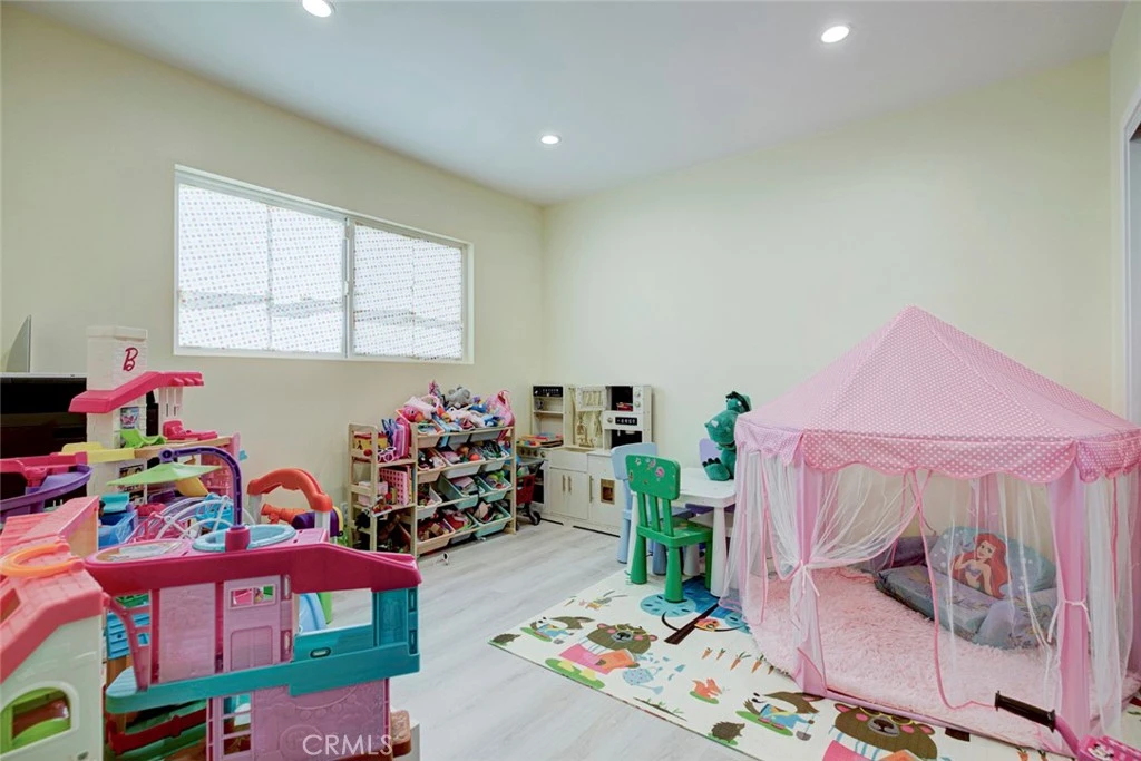 Interior 4