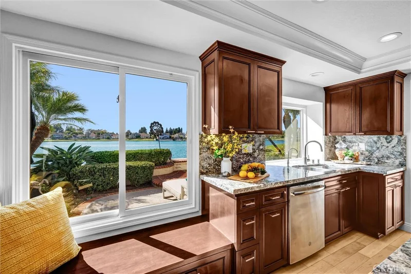 70 Fairlake photo 2