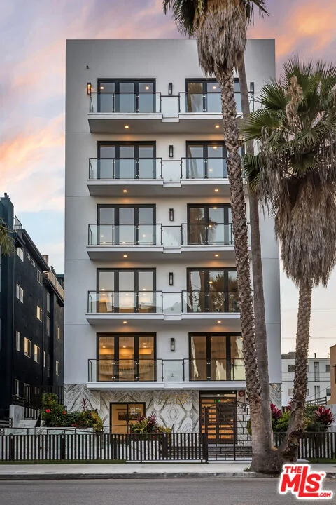 Photo 2 of 137 N Doheny Drive 2