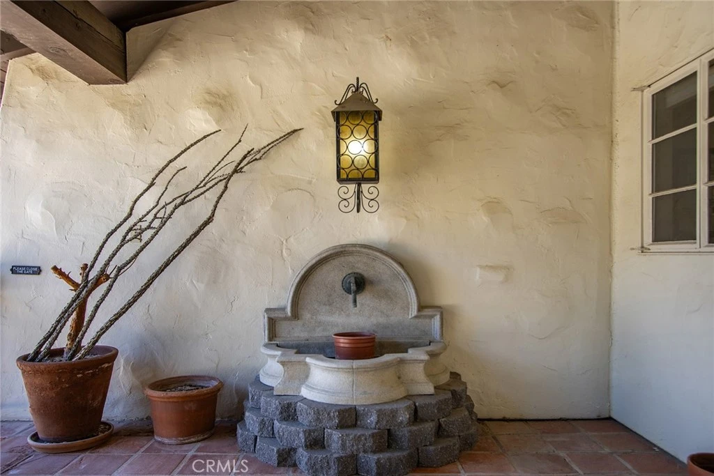 Interior 4