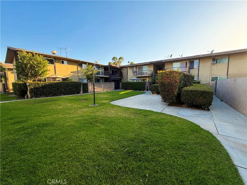 1900 W Glenoaks Avenue photo 2