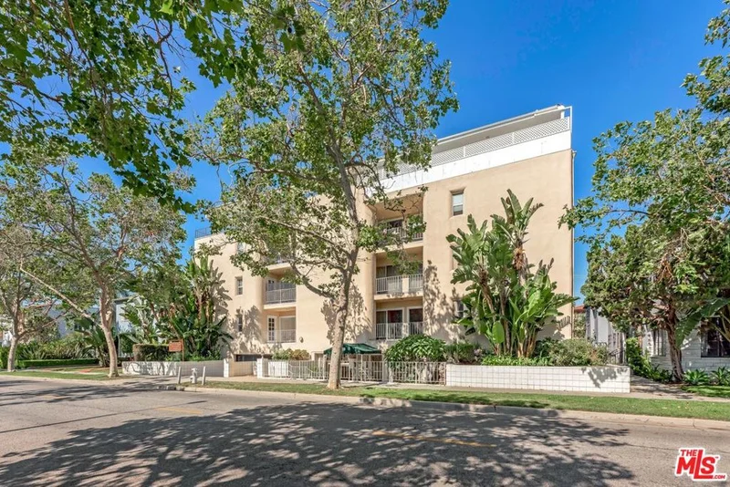 423 S REXFORD Drive 101