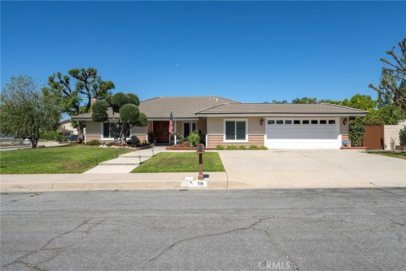 719 S San Joaquin