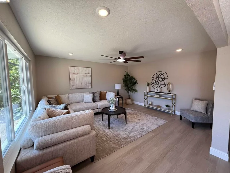 1124 Monterey Dr photo 2