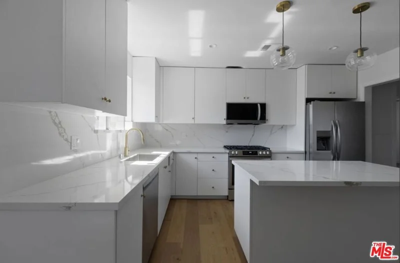 16130 Devonshire Street photo 2